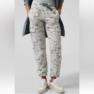 Athleta Trekkie Convertible Hike Pant Size 10 T Bloom Magnolia White #988053